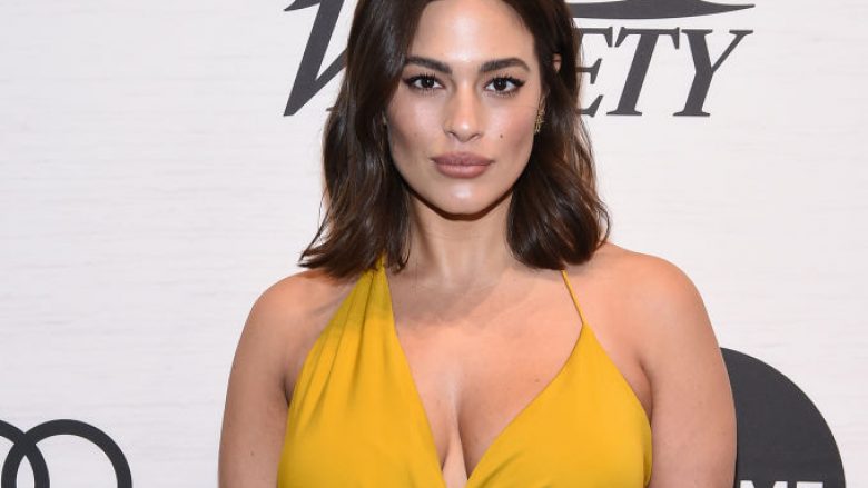 Ashley Graham shijon pushimet në Itali, shfaq linjat në kostum të larjes