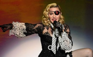 Edhe pse 60 vjeçare, Madonna rrëmben vëmendje teksa bën “twerk”