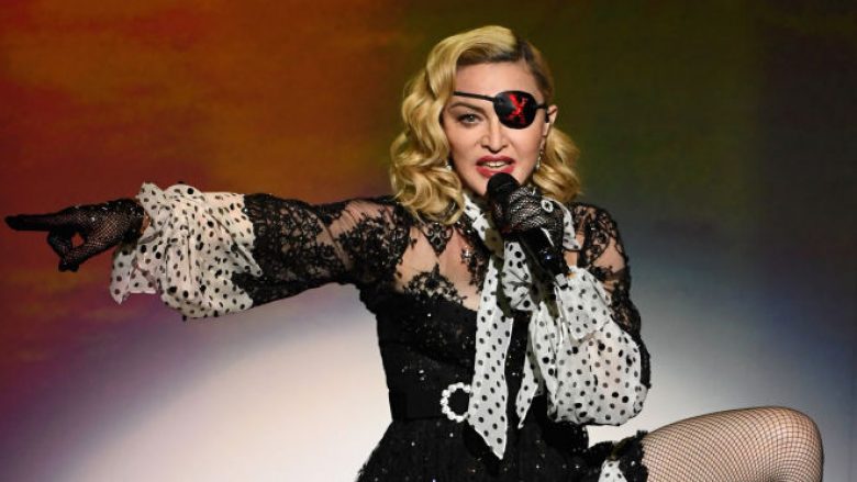 Edhe pse 60 vjeçare, Madonna rrëmben vëmendje teksa bën “twerk”