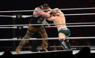 Ylli i WWE, Braun Strowman, dërgohet me urgjencë në spital pas përplasjes me Lashleyn