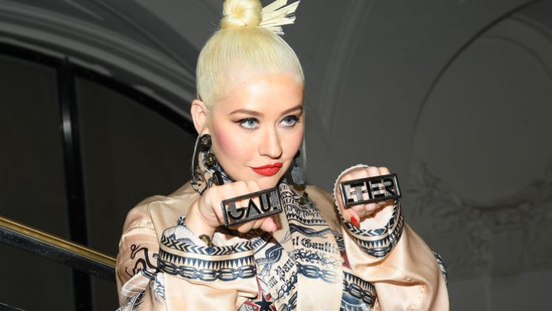 Christina Aguilera rrëmben vëmendje në javën e modës në Paris