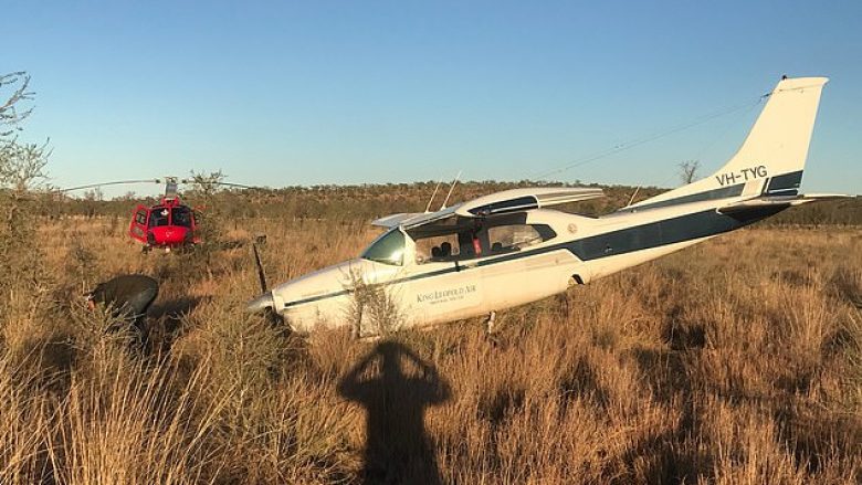 Helikopteri transportoi aeroplanin e lehtë që kishte mbetur ne një zonë malore