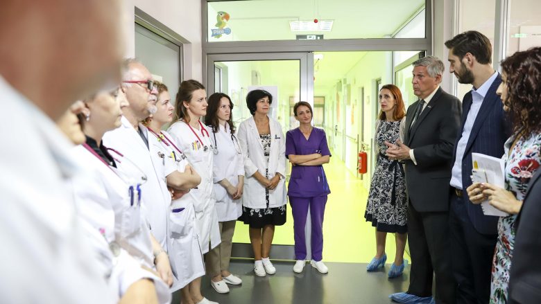 Ministri Ismaili dhe Ambasadori Kosnett përuruan investimet e reja në Klinikën e Pediatrisë