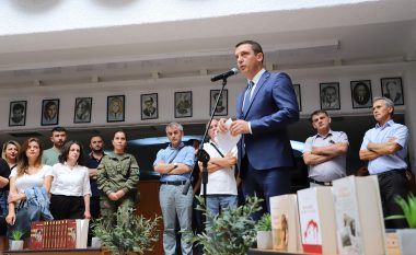 Ministri Gashi shpërndau libra për 37 bibliotekat komunale dhe jashtë Kosovës
