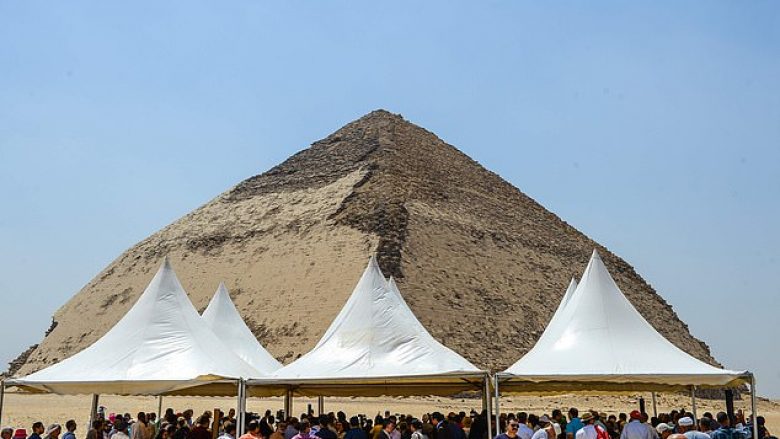 Janë hapur për publikun dy piramidat më të vjetra egjiptiane