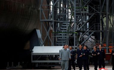 Kim Jong-Un ka inspektuar nëndetësen që thuhet se mund të hedhë raketa nukleare