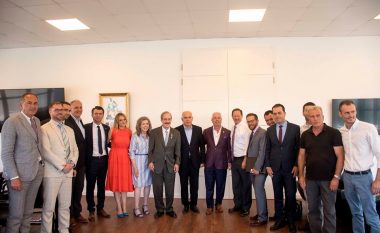 Kongresisti Eliot Engel njoftohet me sukseset e sektorit privat në Kosovë