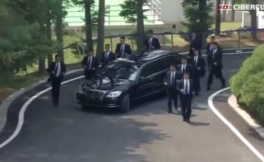 Koreja e Veriut kontrabandoi me vështirësi dy Mercedes të blinduar që kushtojnë 2.5 milionë euro