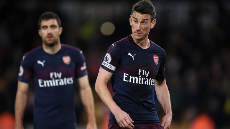 Koscielny refuzon udhëtimin në SHBA, Arsenali i pakënaqur me veprimin e kapitenit