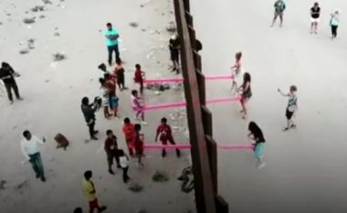 Luhaja në murin mes Shteteve të Bashkuara dhe Meksikës, fëmijët që i ndanë kufiri tani mund të luajnë së bashku