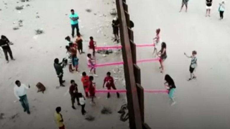 Luhaja në murin mes Shteteve të Bashkuara dhe Meksikës, fëmijët që i ndanë kufiri tani mund të luajnë së bashku