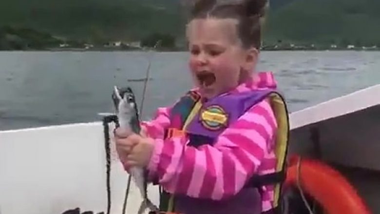 Mbajti në duar për herë të parë një peshk të gjallë, reagimi saj i ka bërë të gjithë të qeshin (Video)
