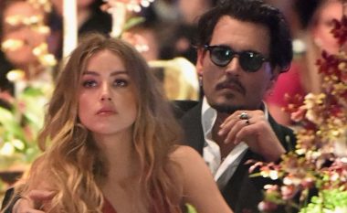 Johnny Depp tregon se si Amber Heard ia fiku cigaren në fytyrë