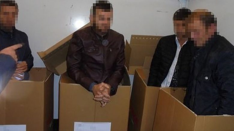 Ndalohen katër shqiptarë të mbyllur në kuti kartoni, po dërgoheshin ilegalisht për në Britani të Madhe