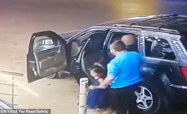Ndihmoi të bijën të dilte, pak sekonda para se vetura tij të goditej fuqishëm nga një tjetër