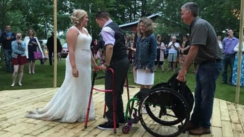 Ishte paralizuar para shtatë vitesh, vendosi të befasojë të gjithë – burri vallëzoi në dasmën e shokut të tij më të mirë