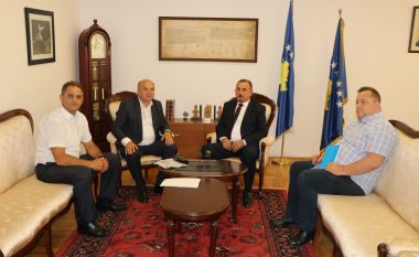 Ministri Mustafa takohet me kryetarin e Novobërdës, flasin për sigurinë në këtë komunë