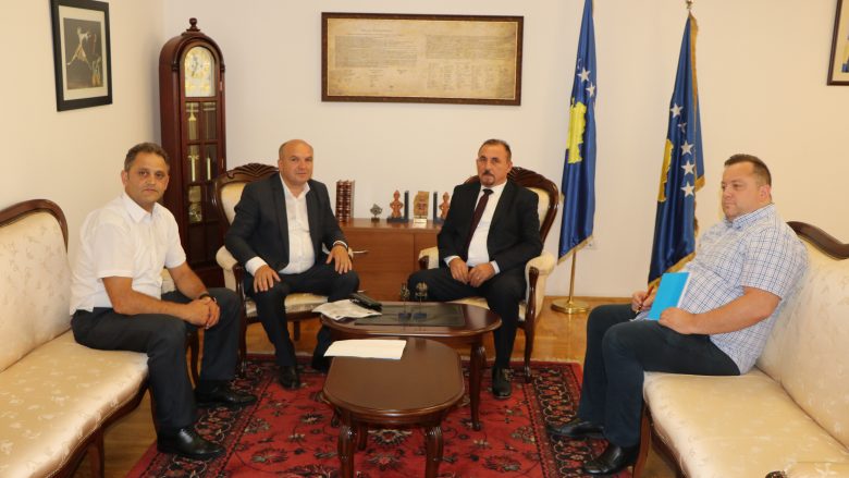 Ministri Mustafa takohet me kryetarin e Novobërdës, flasin për sigurinë në këtë komunë
