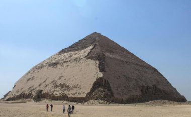Pas 54 vitesh, dy piramida hapen për publikun