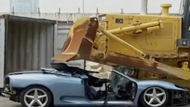 Qeveria filipinase urdhëroi shkatërrimin e një Ferrari 360 Spider që i përkiste një kontrabanduesi