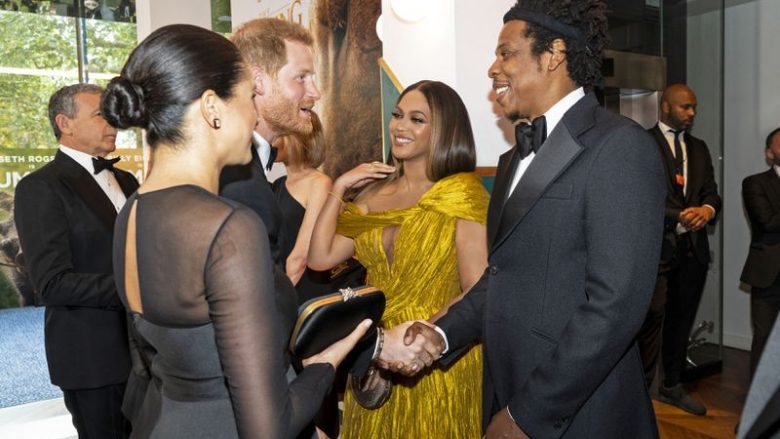 Meghan Markle thyen protokollin mbretëror, përqafohet me Beyoncen