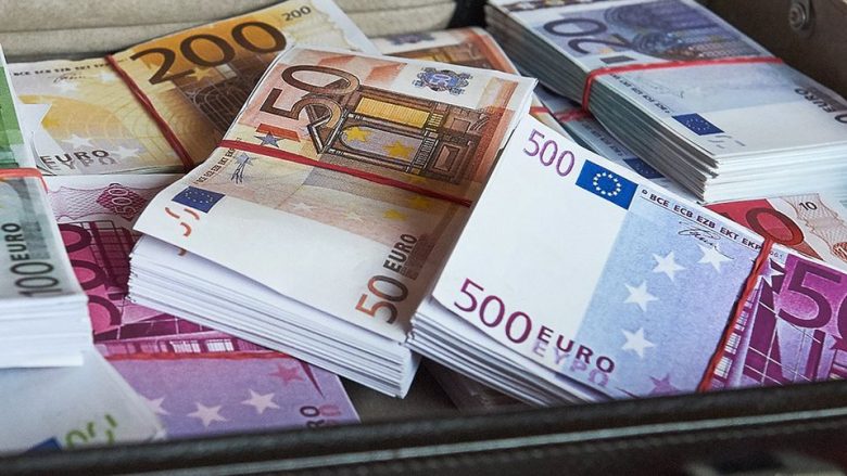 Qytetarët e Kosovës me rreth 4 miliardë euro depozita dhe 3 miliardë euro kredi