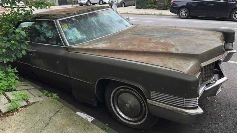 Një Cadillac i vjetër, i braktisur për 25 vjet në një rrugë të New Yorkut largohet përfundimisht nga aty
