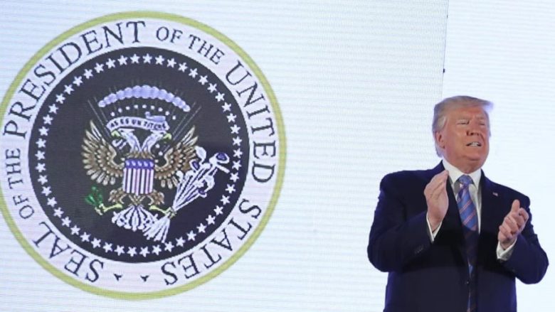 Trump, konferencë me emblemë presidenciale të manipuluar me simbole ruse