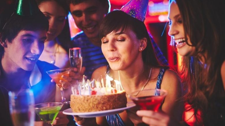Fryrja e qirinjve të tortës së ditëlindjes është ide e keqe – shkenca e shpjegon se përse