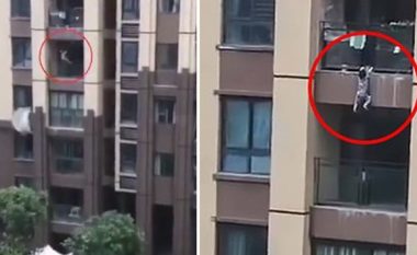 Trevjeçari bie nga ballkoni i katit të gjashtë në Kinë, fqinjët përdorën batanijet – publikohen pamjet e momentit drithërues