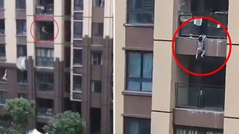 Trevjeçari bie nga ballkoni i katit të gjashtë në Kinë, fqinjët përdorën batanijet – publikohen pamjet e momentit drithërues