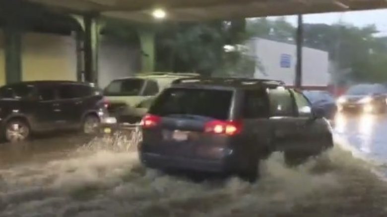 Reshje të dendura shiu, New York-u “pushtohet” nga uji