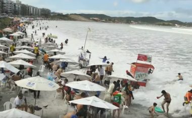 Dallga gjigante shkakton panik tek pushuesit në Rio De Zhanerio