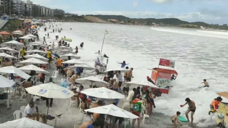 Dallga gjigante shkakton panik tek pushuesit në Rio De Zhanerio