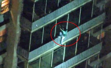 Pamje të pabesueshme: Apartamenti ishte përfshirë nga zjarri, burri zbret si “Spider-Man” nga kati i 19-të i ndërtesës