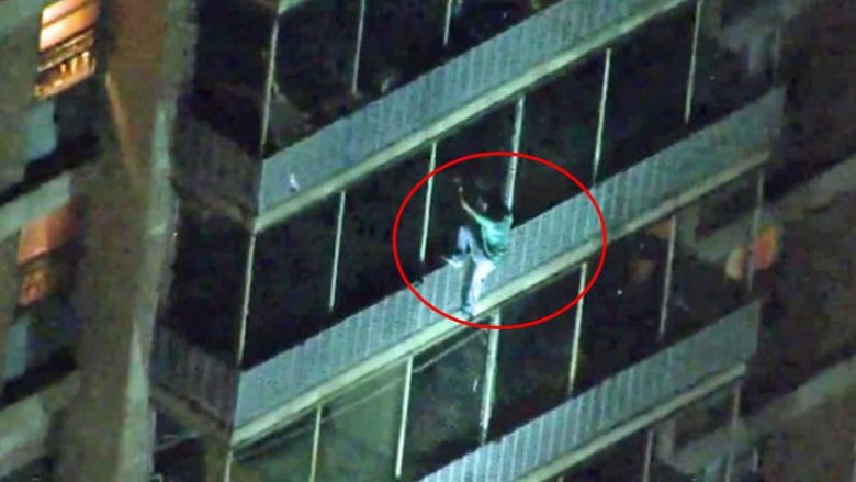 Pamje të pabesueshme: Apartamenti ishte përfshirë nga zjarri, burri zbret si “Spider-Man” nga kati i 19-të i ndërtesës