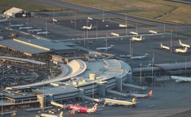 Po tentonte aterrimin, aeroplani godet kullën në Aeroportin Perth në Australi