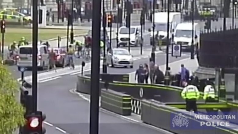 Ishte në kërkim të azilit, studenti përplaset për çiklistët – para se të shkonte me veturë në drejtim të policëve, jashtë parlamentit britanik
