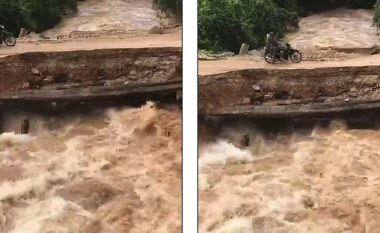 Po ecnin me motoçikletë, ura shembet nga përmbytjet – ushtarët kamboxhianë përfundojnë në lumë, raportohen të zhdukur