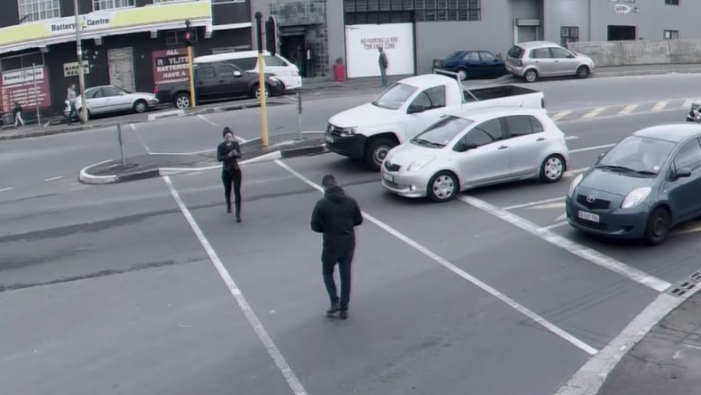 Videoja që tregon se përse njerëzit nuk duhet të përdorin telefonat e tyre – kur janë duke vozitur, apo edhe duke ecur