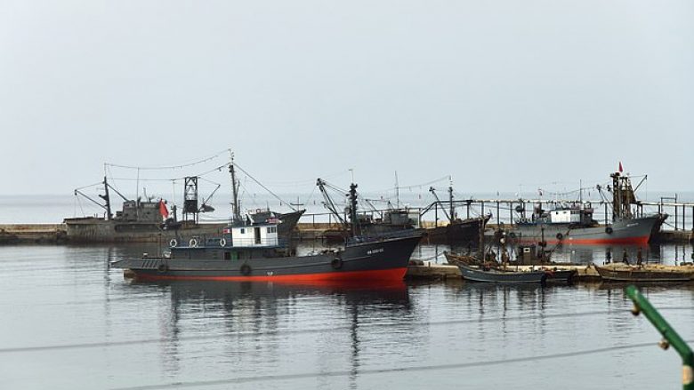 Shkelën rregullat e hyrjes territoriale, Koreja e Veriut konfiskoi barkat ruse të peshkimit dhe arrestoi 17 anëtarë ekuipazhi