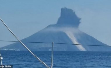 Turistët filmuan nga jahti, momentin e shpërthimit të vullkanit në ishullin italian (Video)