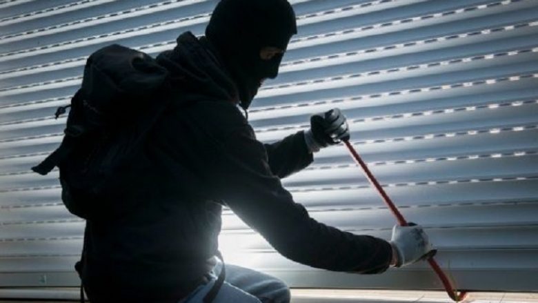 Tenton të kryejë vjedhje në një lokal në Prishtinë, gjatë arrestimit sulmon zyrtarët policorë