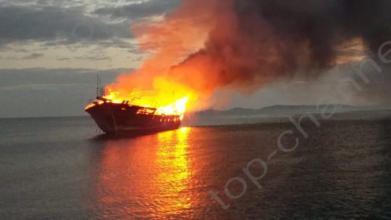 Flakët përfshijnë anijen turistike në Karaburun