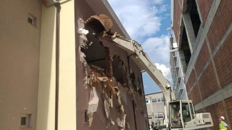 Kompania “ABI” reagon për rrënimin e një pjese të objektit të Qendrës Tregtare “Abi Çarshia”, ndaj Komunës së Prizrenit