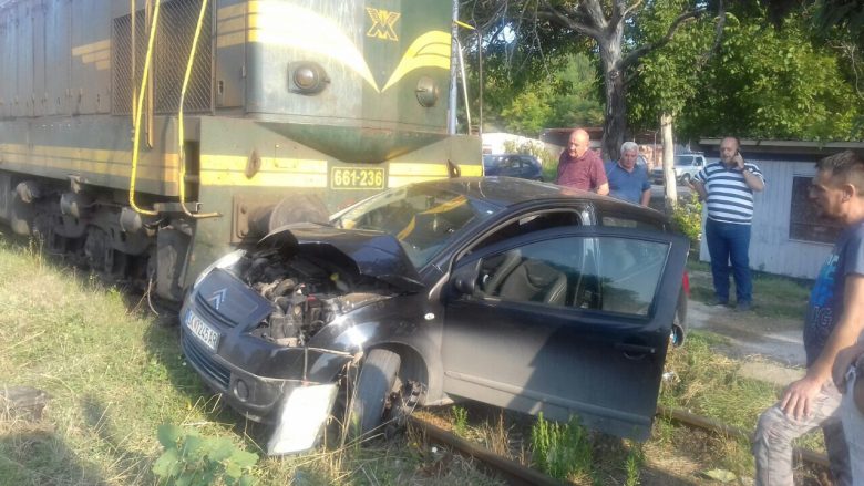 Treni përplas makinën në Kondovë të Shkupit