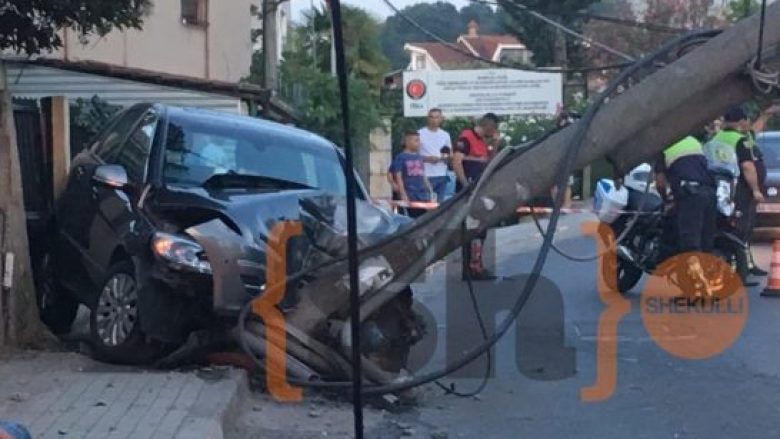 Makina përplaset në shtyllë, lëndohen katër persona në Tiranë