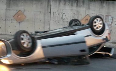 Humb jetën pasi goditi murin e betonit me veturë