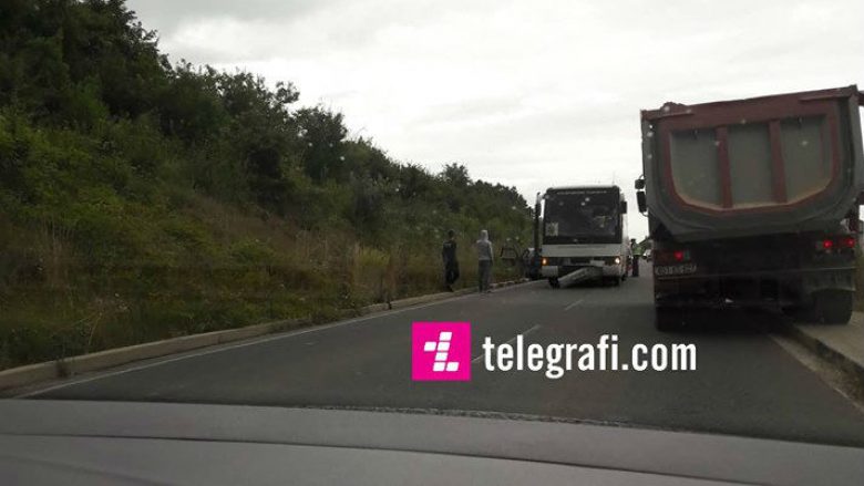 Një i vdekur e dy të lënduar në aksident trafiku, në Grabovc të Fushë Kosovës