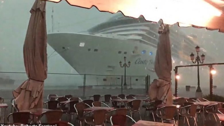 Anija gjigante humb kontrollin në portin e Venedikut